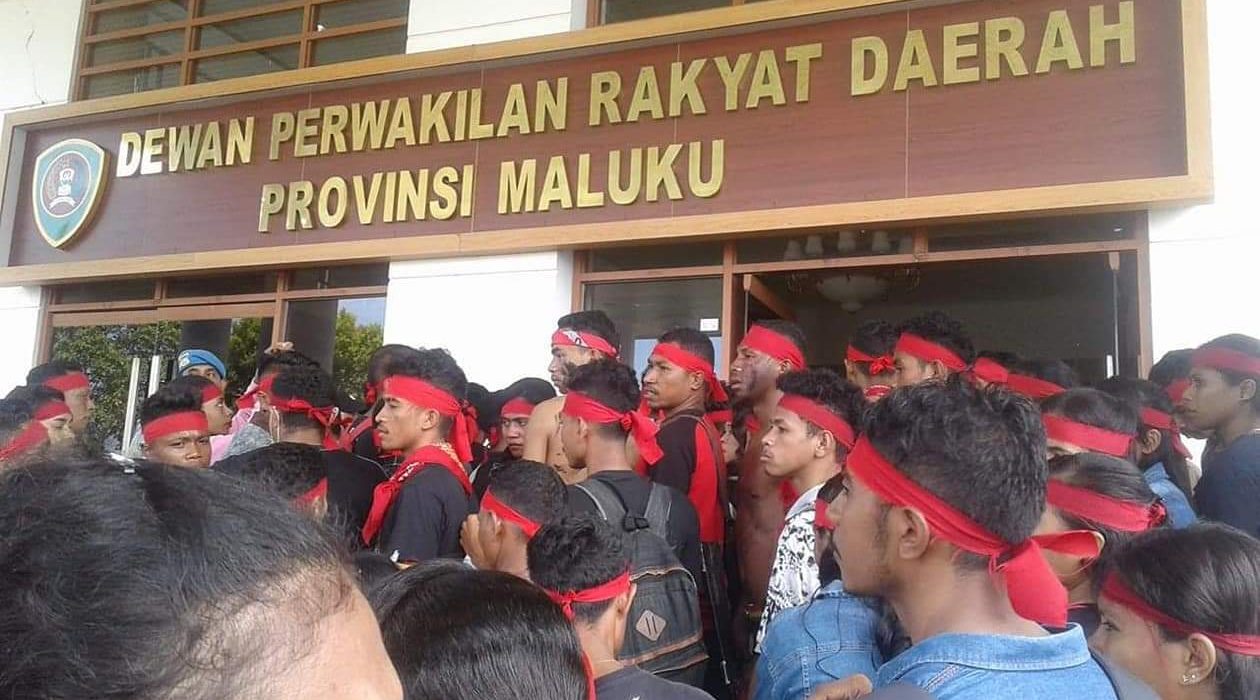 video seram wa Protesten bij provinciaal parlementsgebouw tegen 